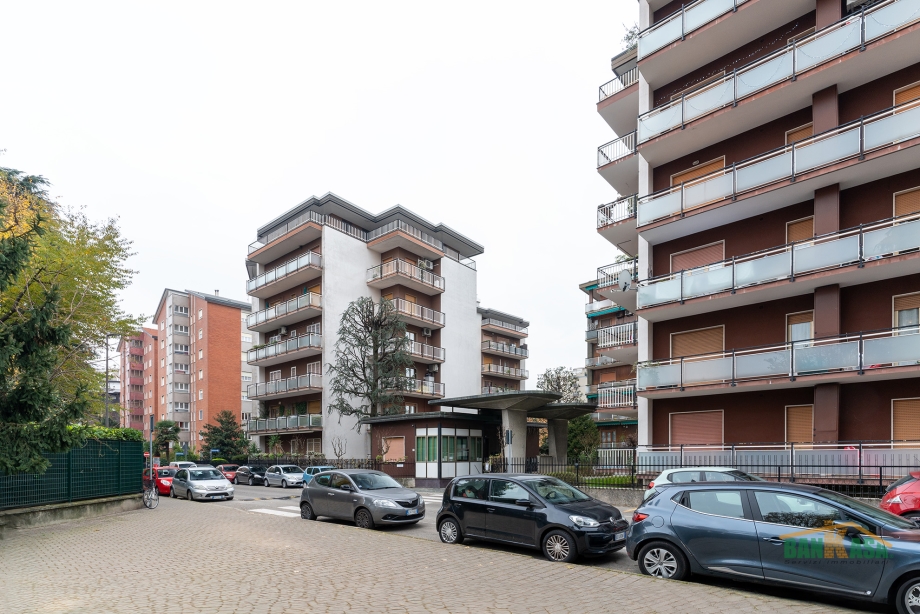 Appartamento in condominio di 4 locali BRESSO di 157 mq